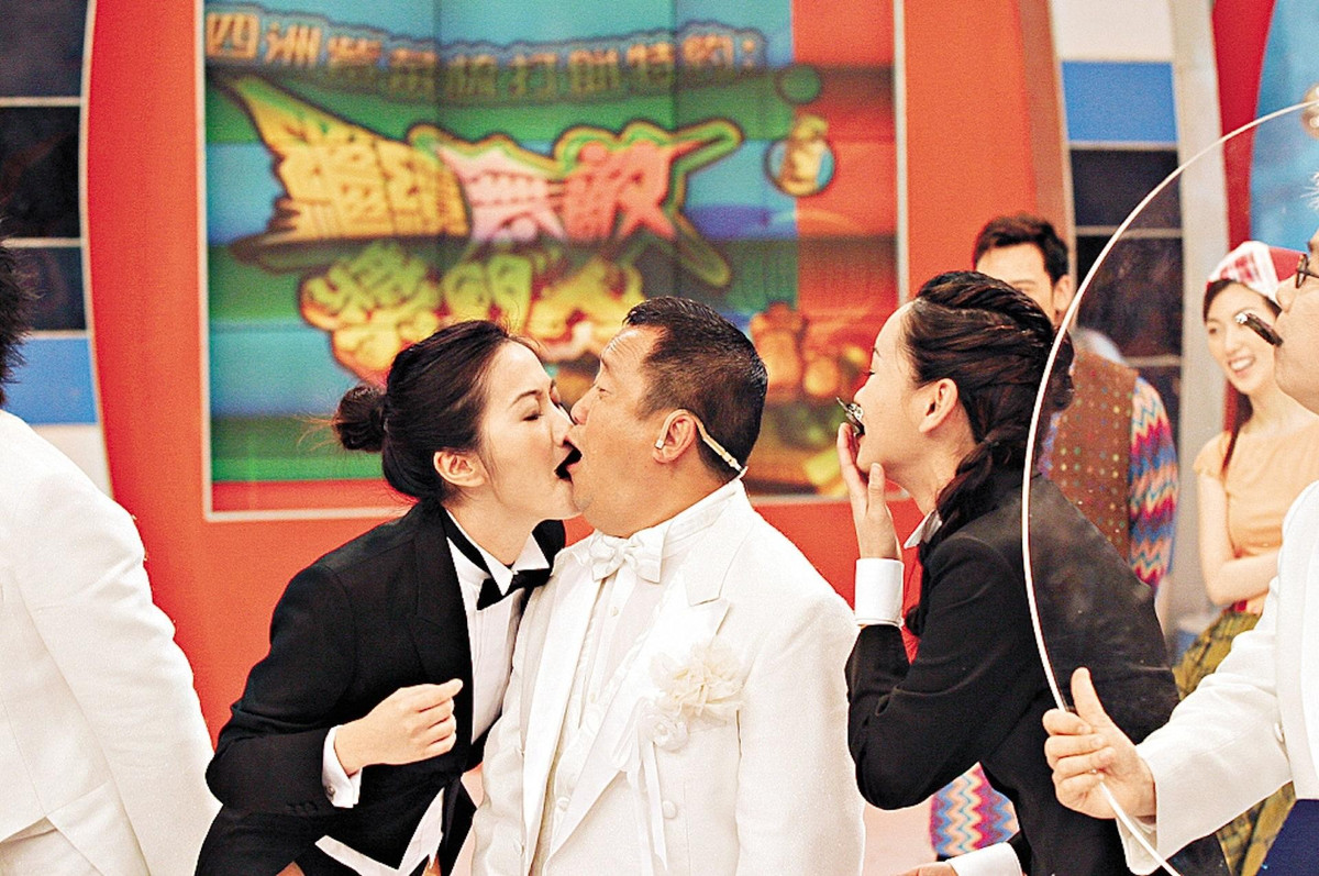 Bà Hàn Dĩnh Hoa, cựu chủ tịch công ty quản lý người mẫu Ford Model (Mỹ) ở khu vực châu Á Thái Bình Dương, gọi Tăng Chí Vỹ là "gã bệnh hoạn lắm mồm nhiều tay". Bà Hàn tố Tăng Chí Vỹ từng chuốc thuốc mê và giở trò đồi bại với 7 người mẫu trẻ.