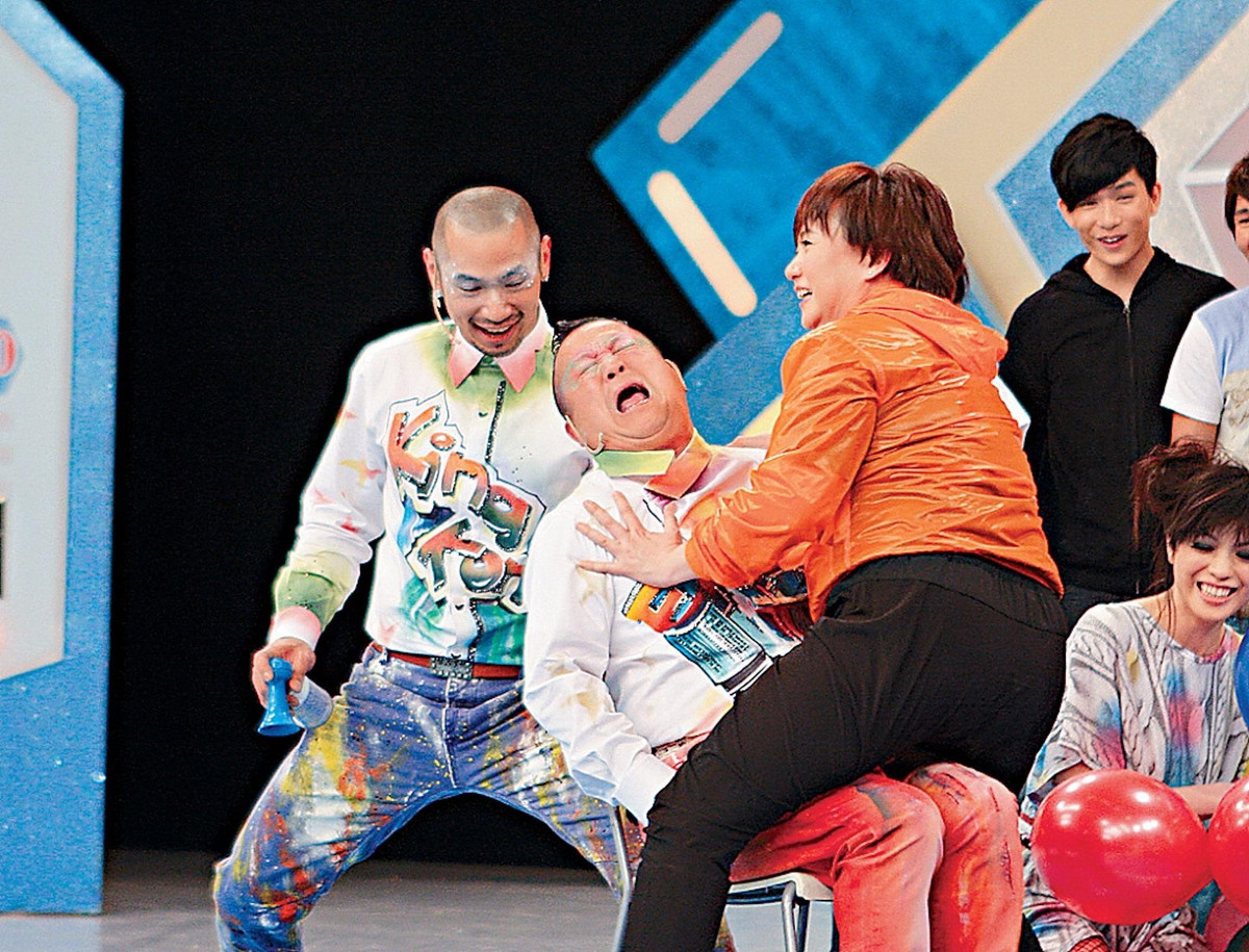 Theo HK01, Tăng Chí Vỹ giải thích nụ hôn dành cho Lebara chỉ là hành động xã giao: "Tôi không nghĩ đoạn video được đăng tải trên mạng xã hội, gây ra hiểu nhầm và làm dấy lên những tranh cãi. Đây chỉ là hành động bình thường, lịch sự khi được mời tham gia bữa tiệc mà thôi".