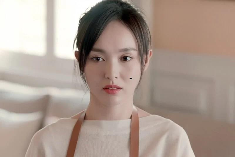 Nếu là nốt ruồi son thì lại càng không nên bởi nó tượng trưng cho người có chức, có quyền, có địa vị khi bước vào tuổi trung niên. Chỉ cần bản thân có sự nỗ lực, cố gắng, họ chắc chắn sẽ vượt qua mọi khó khăn trong cuộc sống để đạt được những thành tựu lớn. 