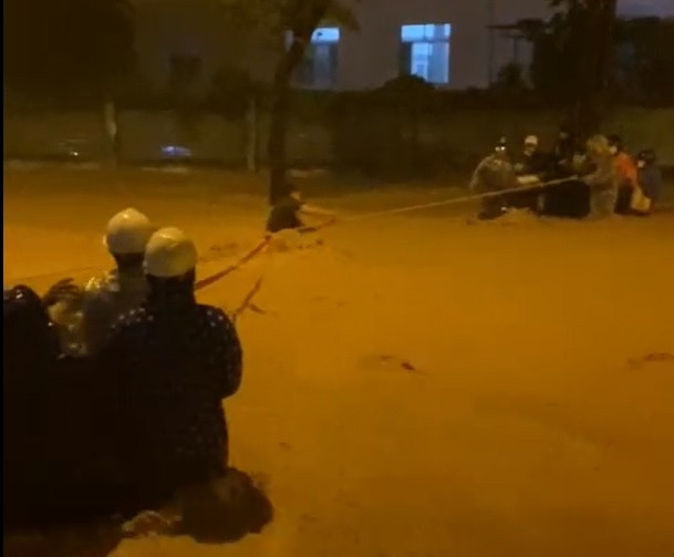 Theo hình ảnh ghi lại của Ban chỉ huy phòng chống thiên tai và Tìm kiếm cứu nạn TP Đà Nẵng, một người dân phải xoay xở trong dòng nước lũ ở phường Liên Chiểu. Lực lượng chức năng đang cố gắng cứu nạn bằng cách quăng dây thừng để người này bám vào, thoát khỏi dòng nước xoáy.