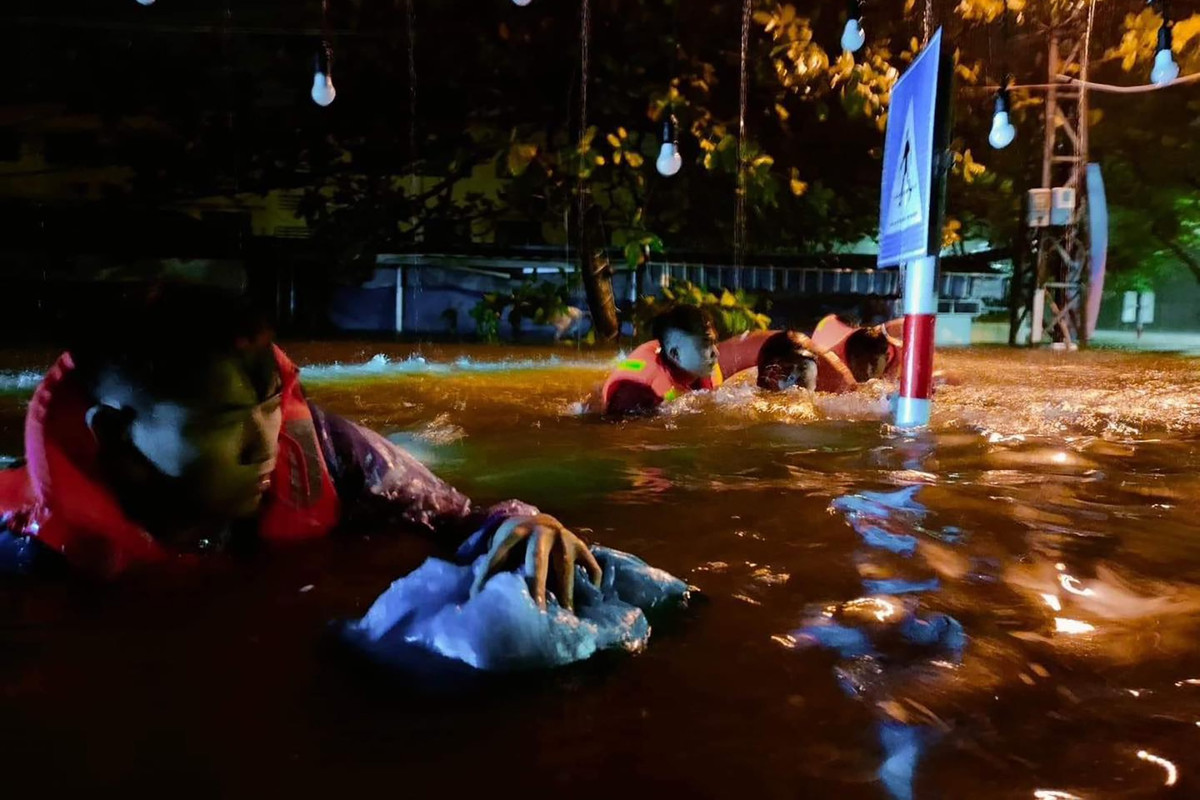 Trận mưa lớn kỷ lục tại Đà Nẵng đã khiến nhiều người dân bị mắc kẹt.