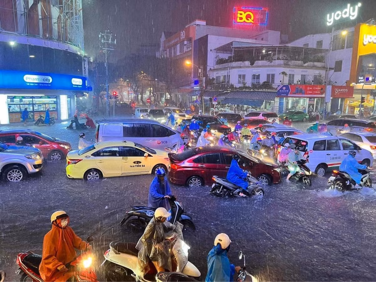 Mưa lớn gây ngập diện rộng tại thành phố, gây khó khăn cho người dân khi di chuyển.