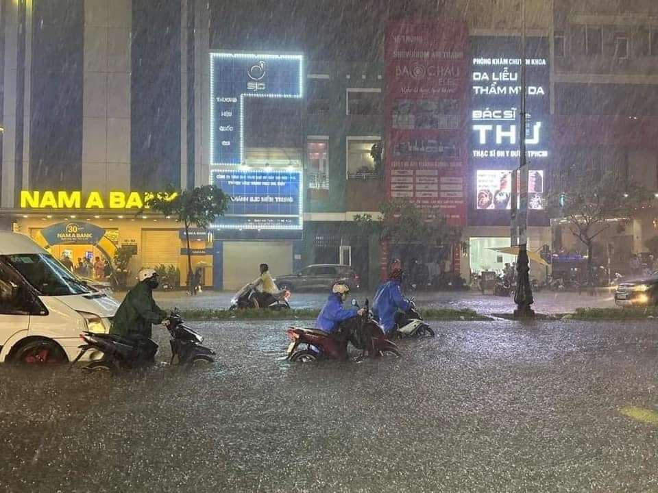 Với tổng lượng mưa trong nửa ngày lên tới gần 500 mm, đây có thể là trận mưa kỷ lục chưa từng có ở Đà Nẵng. Nhiều người dân ở đây cho biết họ chưa từng trải qua trận mưa nào khủng khiếp như vậy.