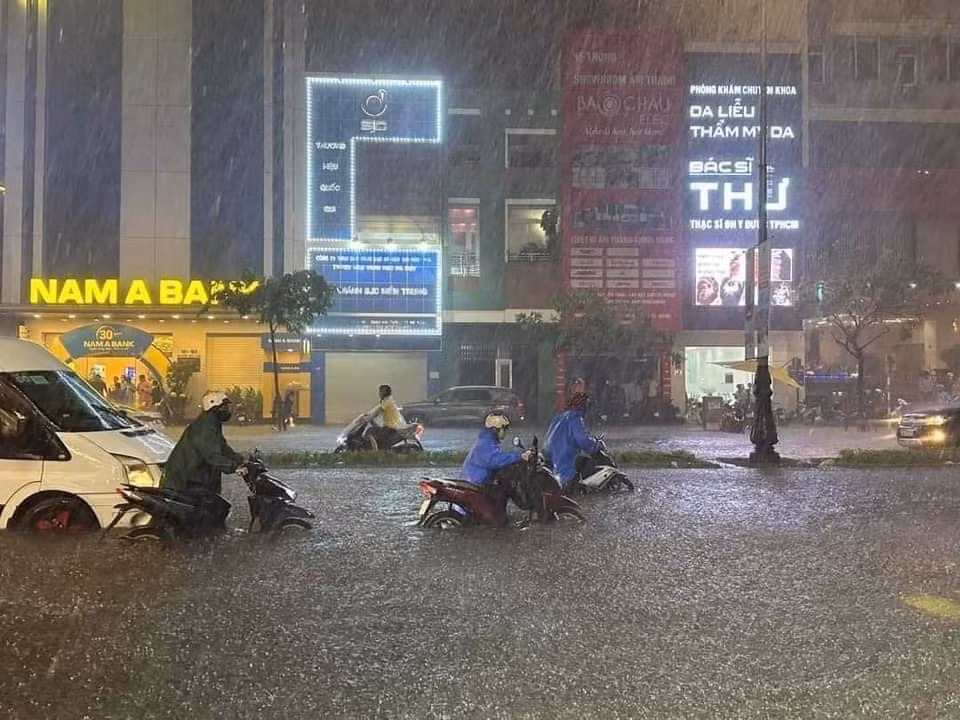 Với tổng lượng mưa trong nửa ngày lên tới gần 500 mm, đây có thể là trận mưa kỷ lục chưa từng có ở Đà Nẵng. Nhiều người dân ở đây cho biết họ chưa từng trải qua trận mưa nào khủng khiếp như vậy.
