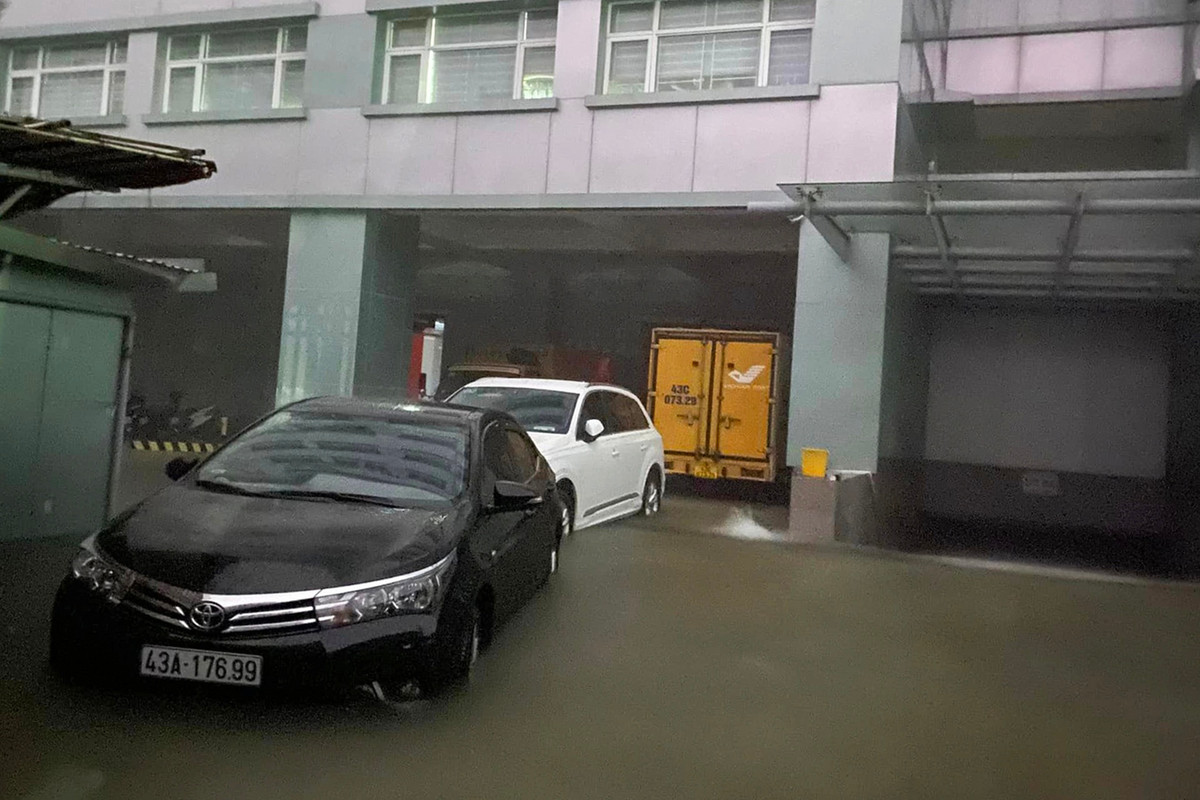 Tại nhiều khu chung cư ở quận Hải Châu, nước đã tràn vào các nhà xe. Ảnh: Phạm Phùng.