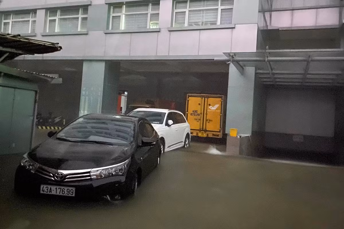 Tại nhiều khu chung cư ở quận Hải Châu, nước đã tràn vào các nhà xe. Ảnh: Phạm Phùng.