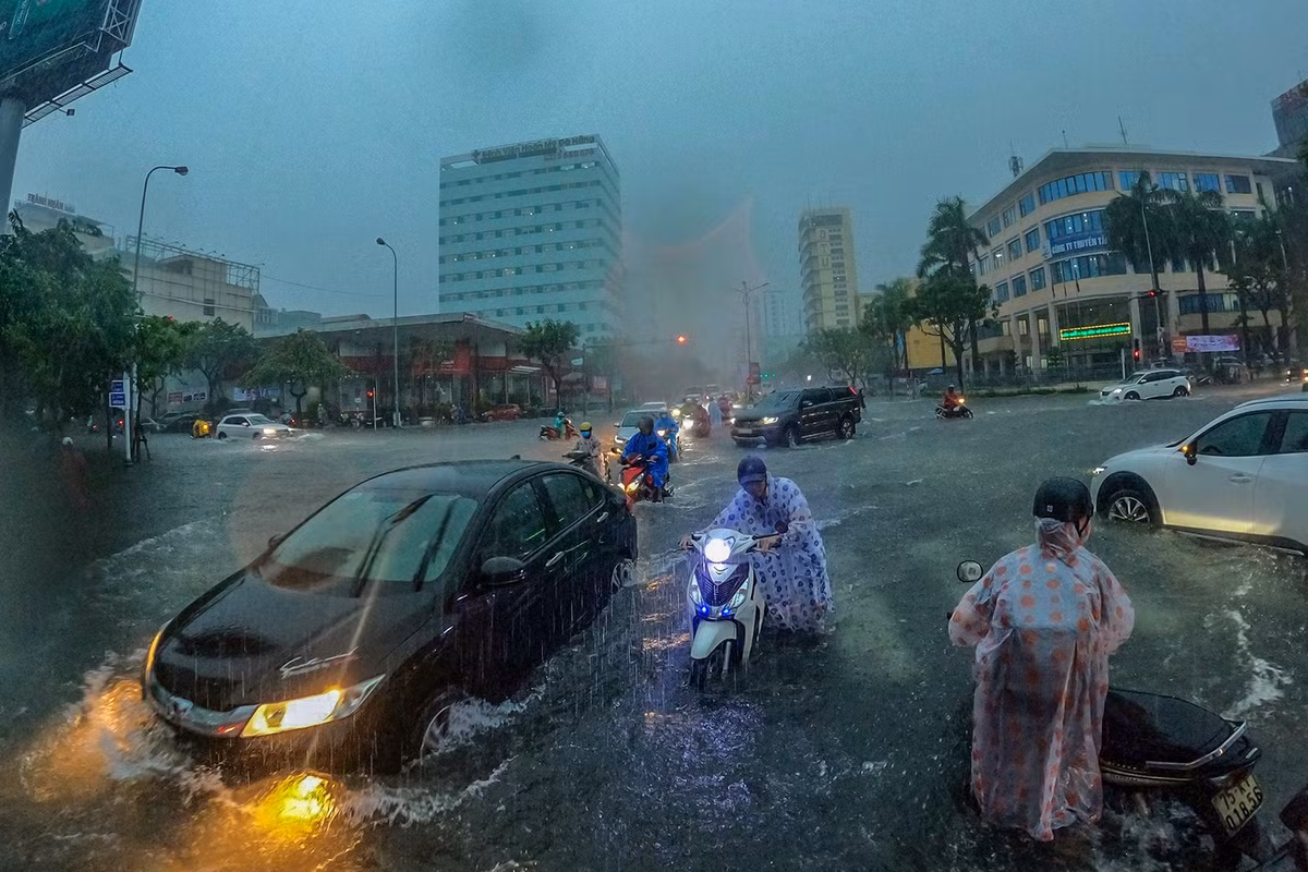 Từ đêm 15/10 đến ngày 16/10, tại TP Đà Nẵng, mưa giảm nhưng vẫn còn có mưa vừa, có nơi mưa to với tổng lượng mưa phổ biến 40-70 mm, có nơi hơn 100 mm. Mưa lớn tiếp diễn trong đêm nay và ngày 15/10 ở khắp khu vực từ Quảng Bình đến Quảng Ngãi, trọng tâm mưa nằm ở Đà Nẵng rồi dịch dần lên phía bắc. Ảnh: Đoàn Nguyên.