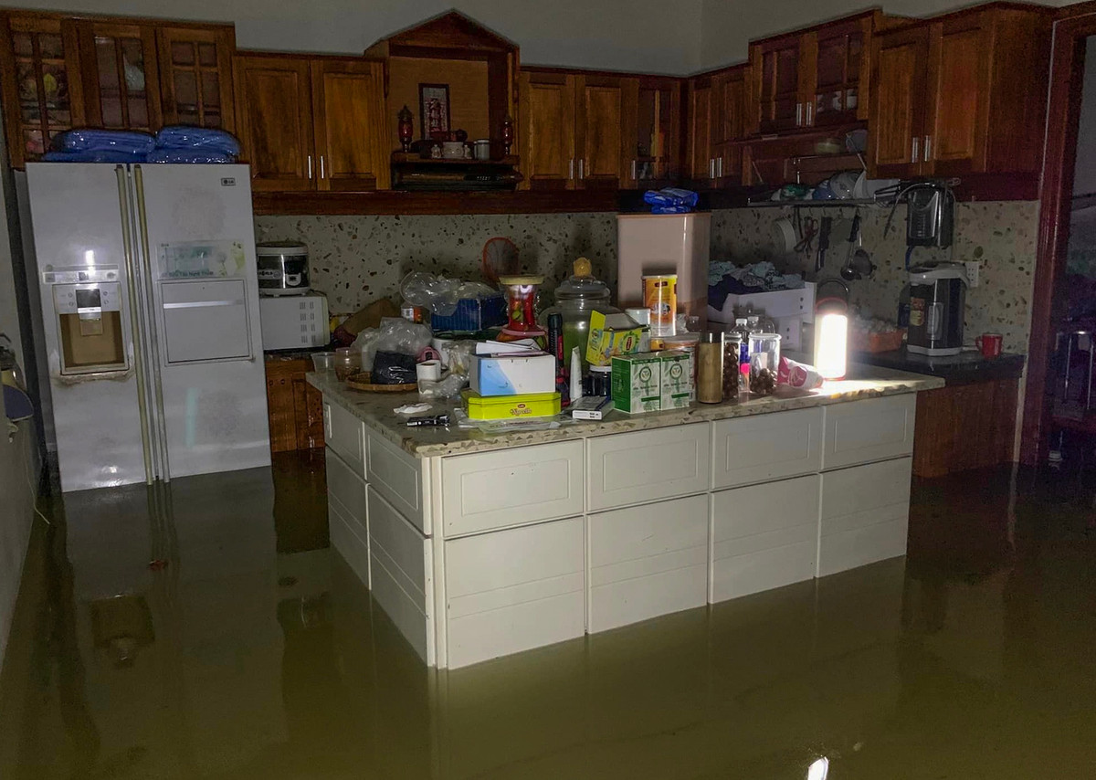 Đến 20h30, mưa đã tạnh dần. Những khu dân cư bị ngập cũng đã bớt ngập. Tuy nhiên, theo dự báo của cơ quan khí tượng thì đêm nay và rạng sáng mai mưa lớn vẫn xảy ra ở Đà Nẵng và các tỉnh miền Trung. Ảnh: Đoàn Nguyên.