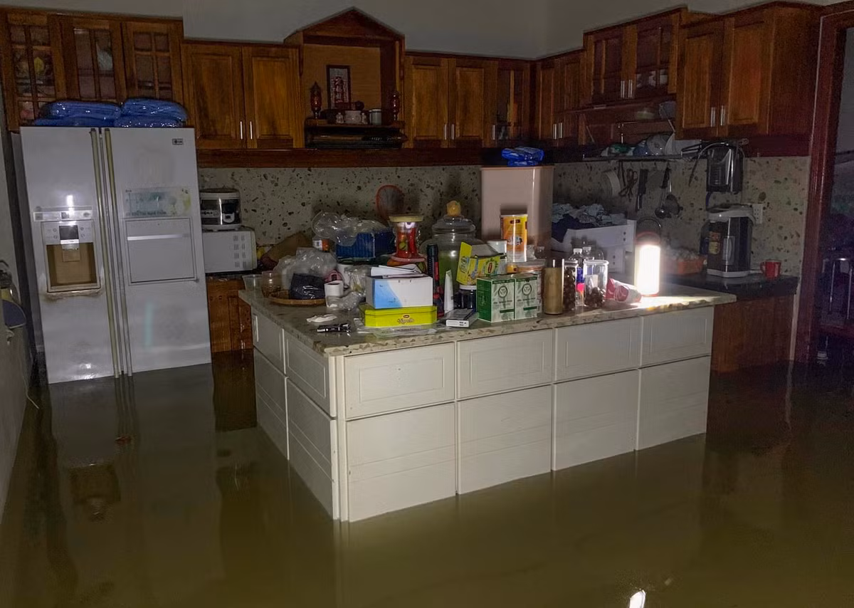 Đến 20h30, mưa đã tạnh dần. Những khu dân cư bị ngập cũng đã bớt ngập. Tuy nhiên, theo dự báo của cơ quan khí tượng thì đêm nay và rạng sáng mai mưa lớn vẫn xảy ra ở Đà Nẵng và các tỉnh miền Trung. Ảnh: Đoàn Nguyên.