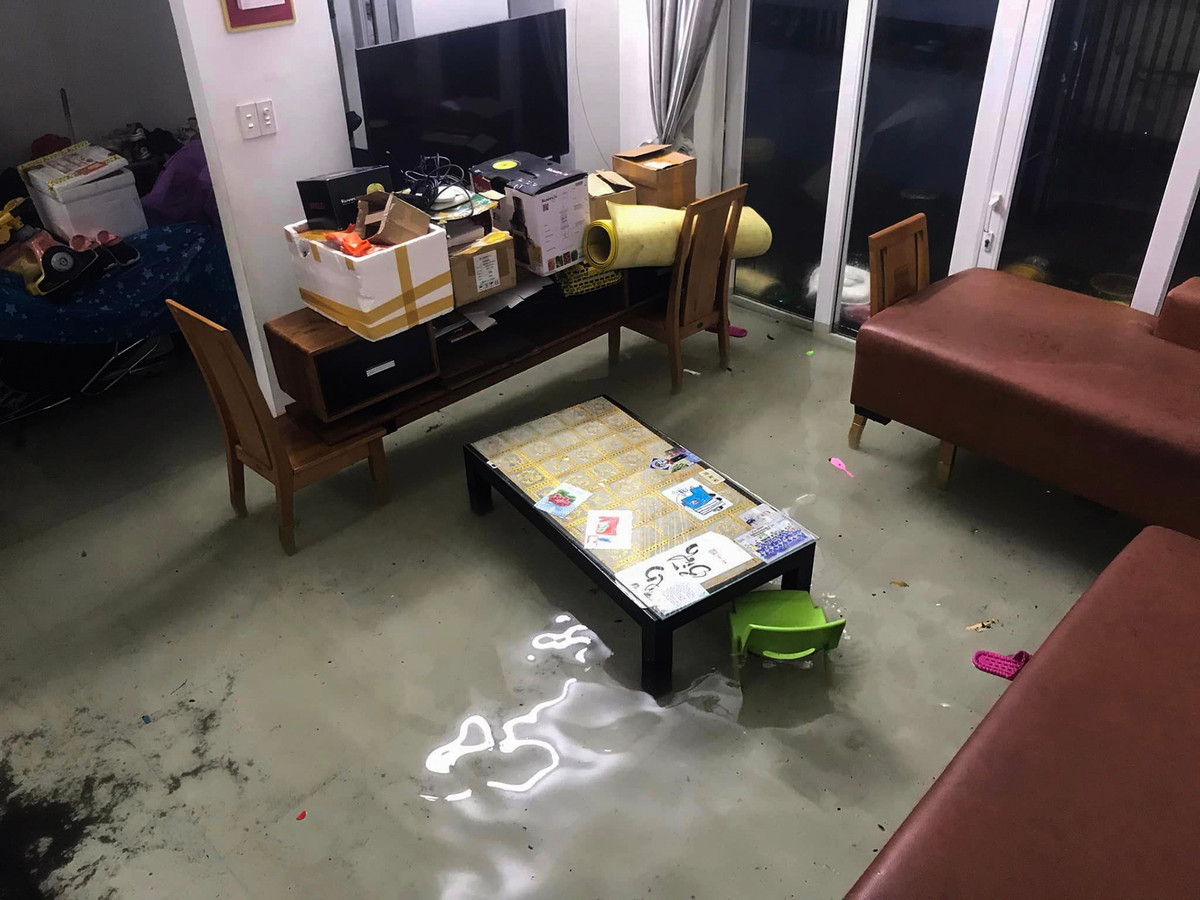 Nhiều nhà dân ở các kiệt đường Đống Đa bị ngập. Đến 19h, nước bắt đầu tràn vào nhà dân. "Hai năm nay mới có tình trạng nước tràn vào nhà dân như thế này. Mưa to, cống thoát không kịp nên nước tràn vào khu dân cư", anh Ba (nhà ở kiệt đường Đống Đa, quận Hải Châu) chia sẻ. Ảnh: Đoàn Nguyên.