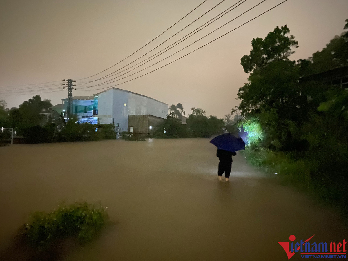 Lũ dâng cao trong đêm, nhà dân ở TT-Huế ngập sâu, QL1A chia cắt - Hình 3 Lu dang cao trong dem, nha dan o TT-Hue ngap sau, QL1A chia cat-Hinh-3