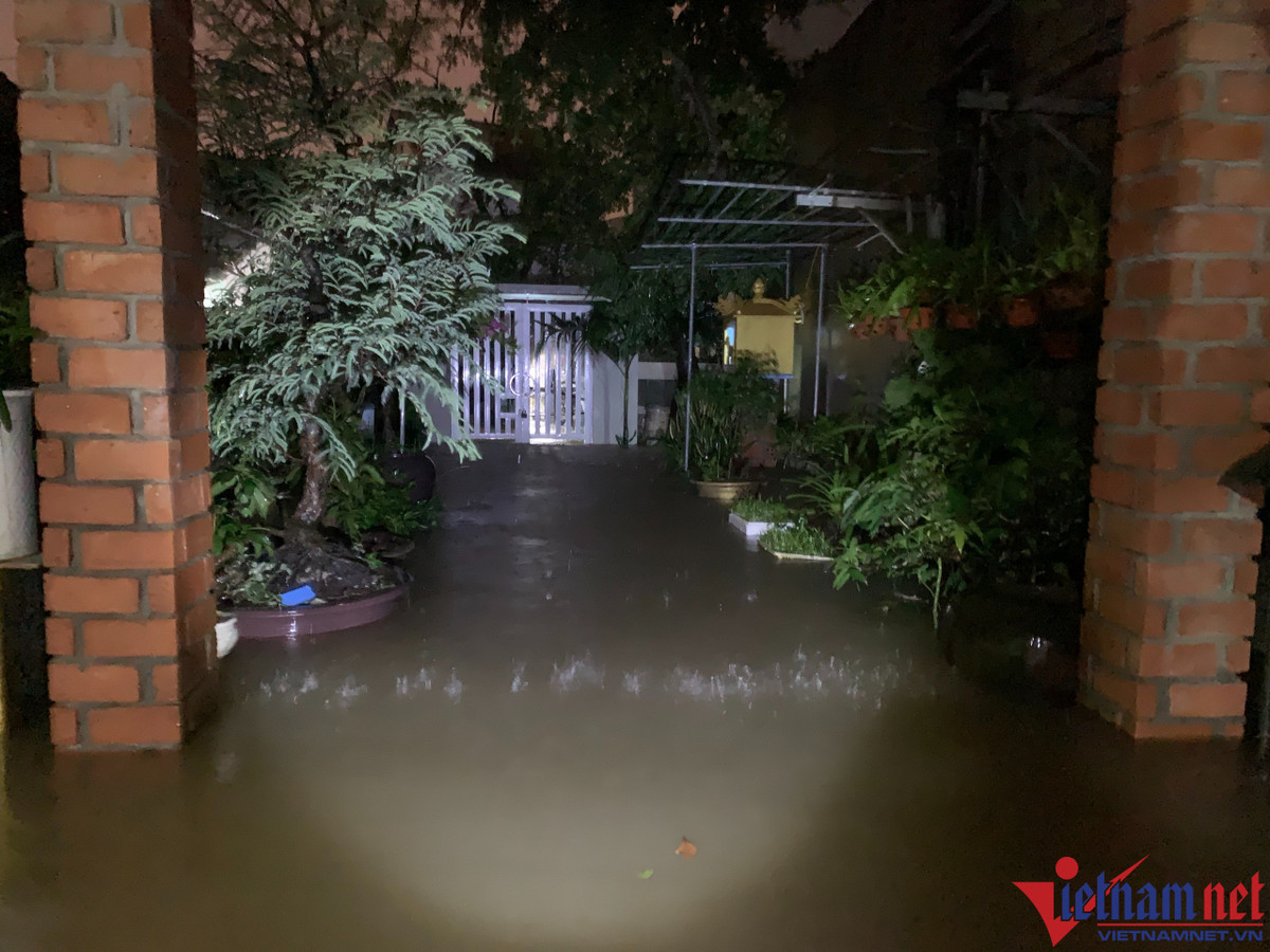 Lũ dâng cao trong đêm, nhà dân ở TT-Huế ngập sâu, QL1A chia cắt - Hình 4 Lu dang cao trong dem, nha dan o TT-Hue ngap sau, QL1A chia cat-Hinh-4