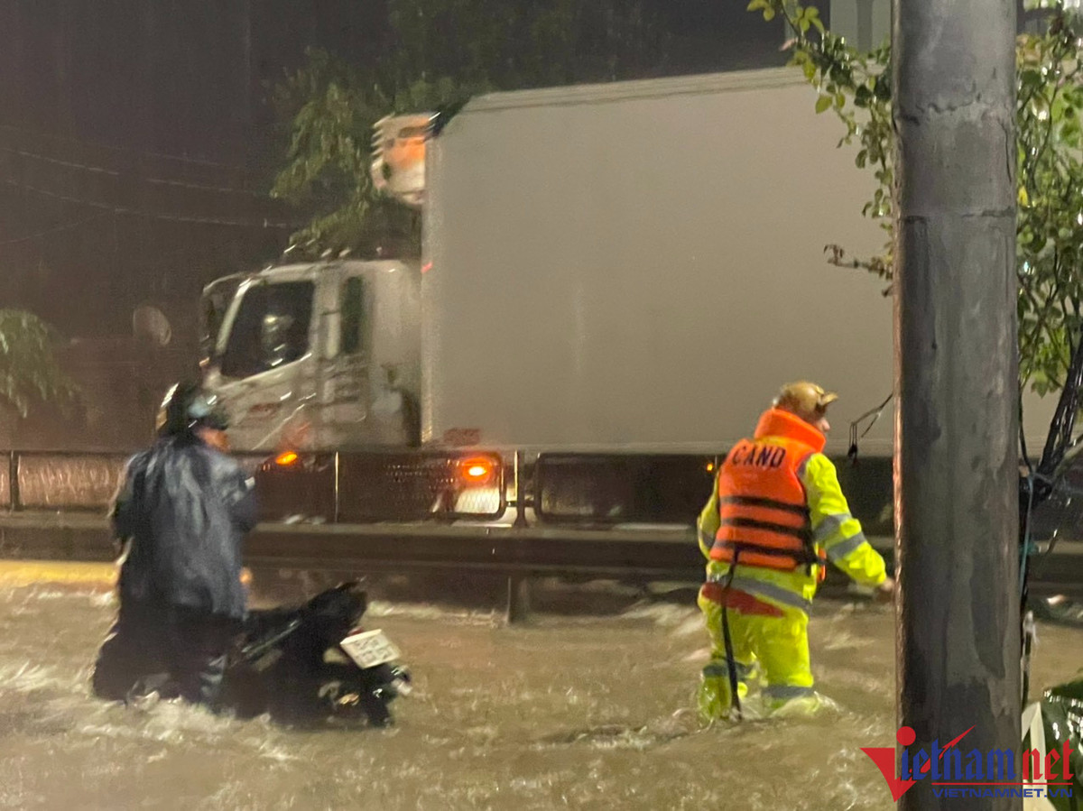 Lũ dâng cao trong đêm, nhà dân ở TT-Huế ngập sâu, QL1A chia cắt - Hình 8 Lu dang cao trong dem, nha dan o TT-Hue ngap sau, QL1A chia cat-Hinh-8