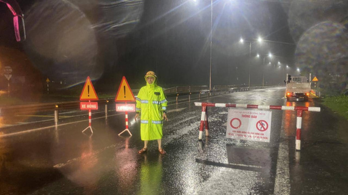 Lũ dâng cao trong đêm, nhà dân ở TT-Huế ngập sâu, QL1A chia cắt - Hình 10 Lu dang cao trong dem, nha dan o TT-Hue ngap sau, QL1A chia cat-Hinh-10
