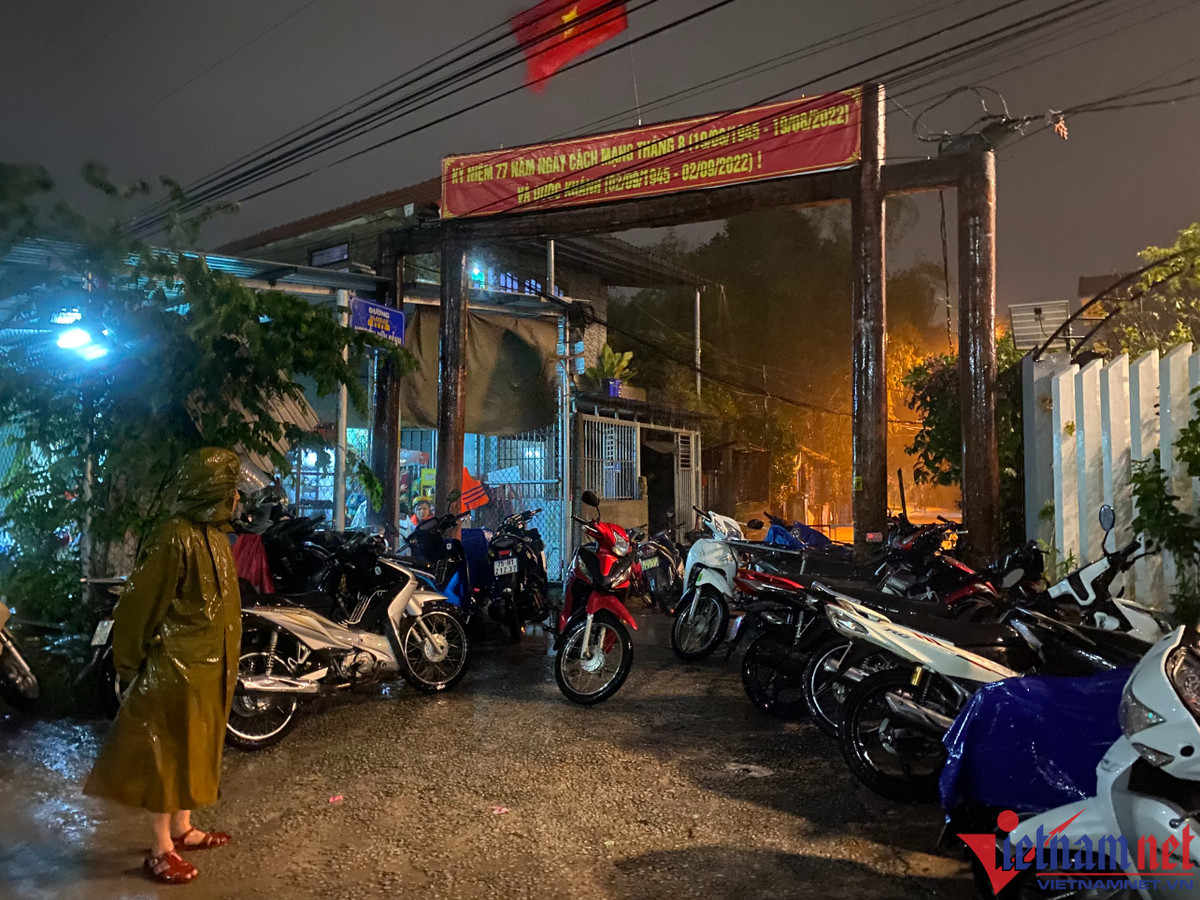 Lũ dâng cao trong đêm, nhà dân ở TT-Huế ngập sâu, QL1A chia cắt - Hình 7 Lu dang cao trong dem, nha dan o TT-Hue ngap sau, QL1A chia cat-Hinh-7