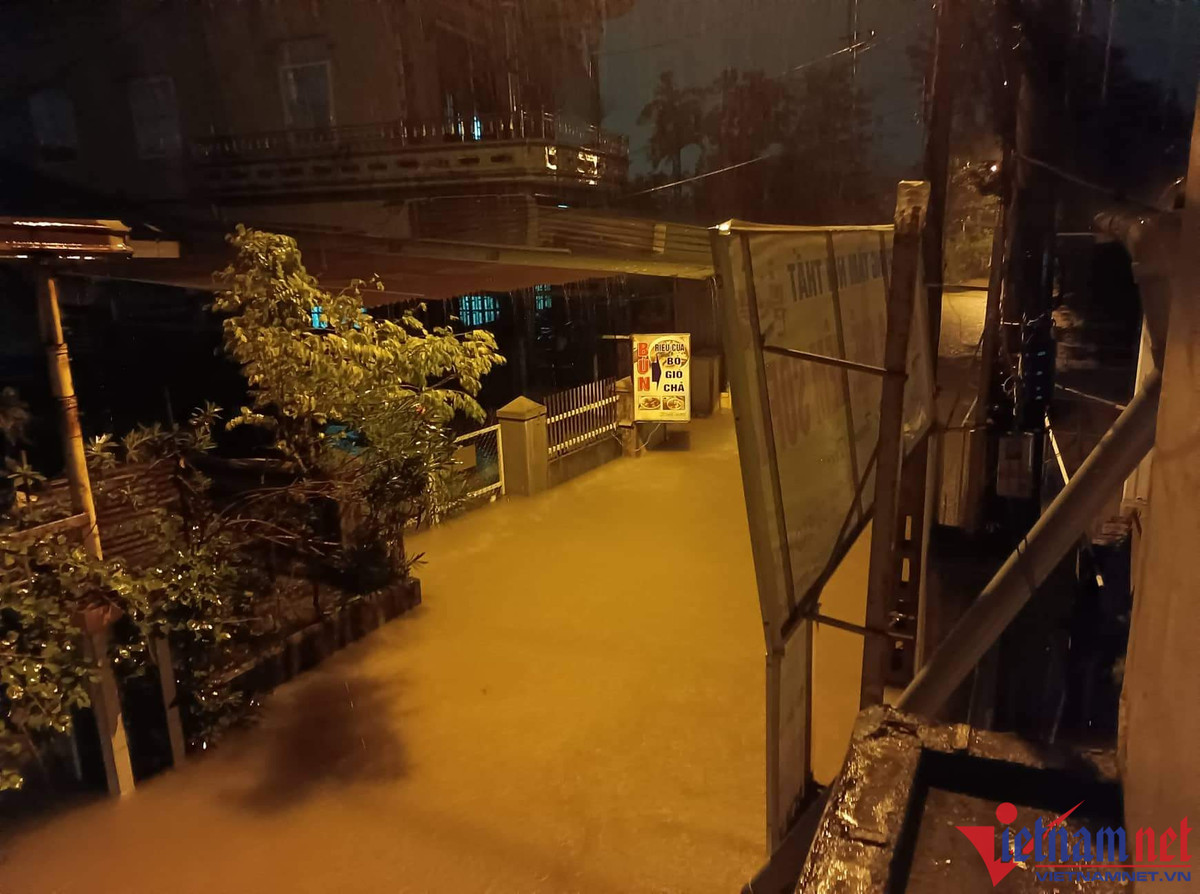 Lũ dâng cao trong đêm, nhà dân ở TT-Huế ngập sâu, QL1A chia cắt - Hình 6 Lu dang cao trong dem, nha dan o TT-Hue ngap sau, QL1A chia cat-Hinh-6