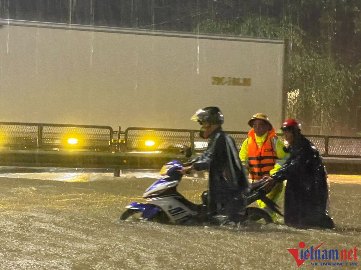 Lũ dâng cao trong đêm, nhà dân ở TT-Huế ngập sâu, QL1A chia cắt - Hình 9 Lu dang cao trong dem, nha dan o TT-Hue ngap sau, QL1A chia cat-Hinh-9