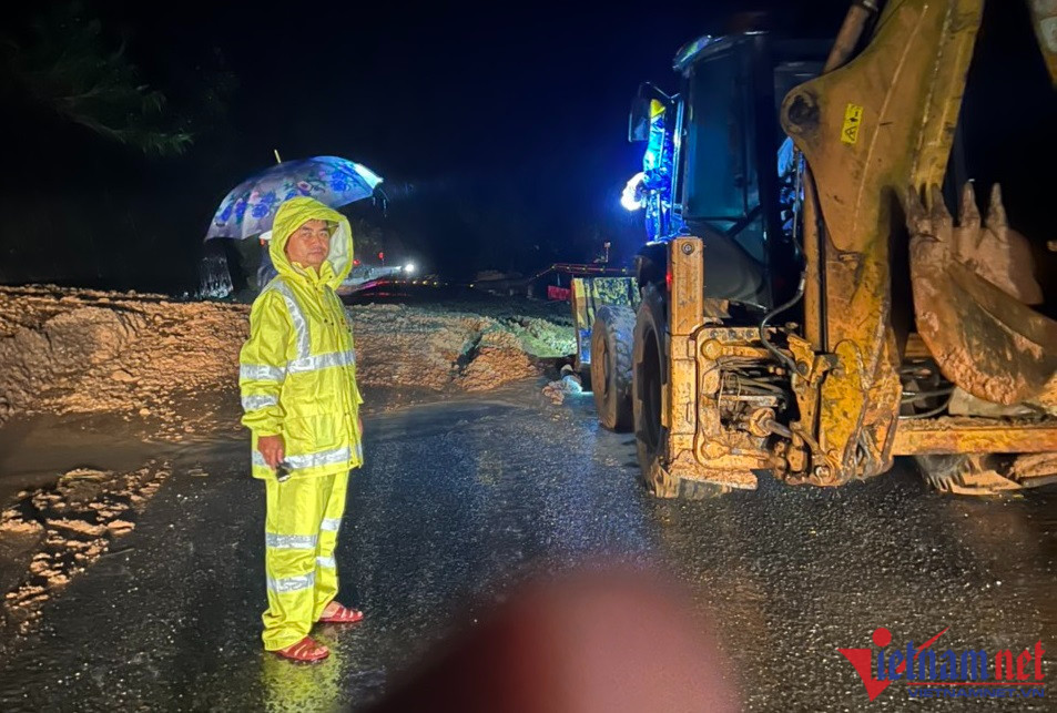 Lũ dâng cao trong đêm, nhà dân ở TT-Huế ngập sâu, QL1A chia cắt - Hình 11 Lu dang cao trong dem, nha dan o TT-Hue ngap sau, QL1A chia cat-Hinh-11