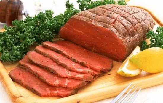  3 Thịt bò. Thịt bò rất giàu protein và nhiều dinh dưỡng. Ăn thịt bò kết hợp với phô mai và mì ống, bé yêu sẽ tăng cân nhanh chóng.