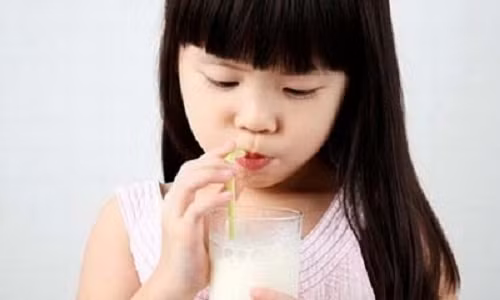 Uống sữa vào buổi tốt rất tốt cho sức khỏe.