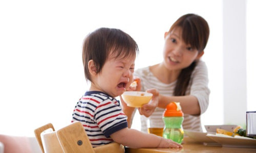 Cho trẻ uống sữa quá nhiều có thể là nguyên nhân làm trẻ luôn có cảm giác no, dẫn đến tình trạng biếng ăn. Ảnh: Getty images