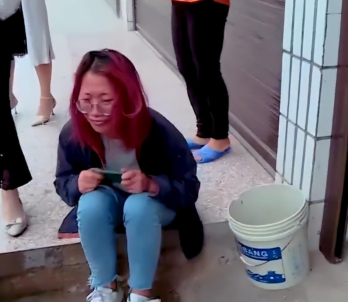 Nguoi vo cuong ghen quyet khong ly hon vi chong qua dep trai-Hinh-2