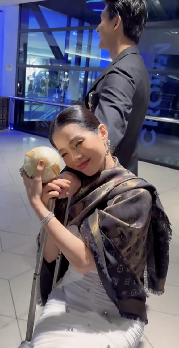 Lệ Quyên hạnh phúc khi được Lâm Bảo Châu cưng chiều hết mực.