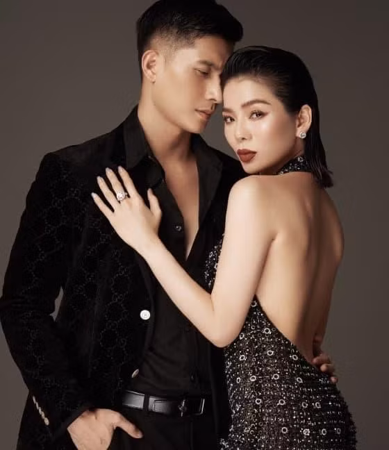 Bỏ ngoài tai những lời chê bai, cả hai vẫn khẳng định tình cảm rất ngọt ngào trên mạng xã hội.