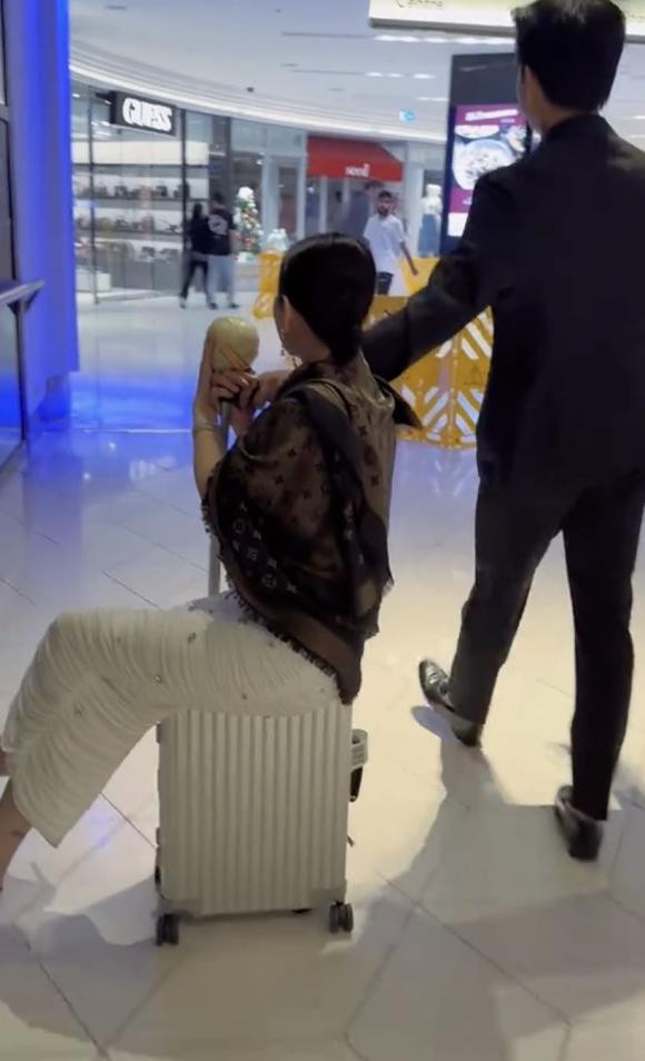 Kể từ khi công khai mối quan hệ, Lệ Quyên và Lâm Bảo Châu cũng không ít lần vấp phải ý kiến trái chiều từ dư luận. Bỏ ngoài tai những ồn ào, Lệ Quyên và tình trẻ vẫn không ngừng khẳng định tình cảm bền chặt qua loạt khoảnh khắc ngọt ngào đáng ghen tị.