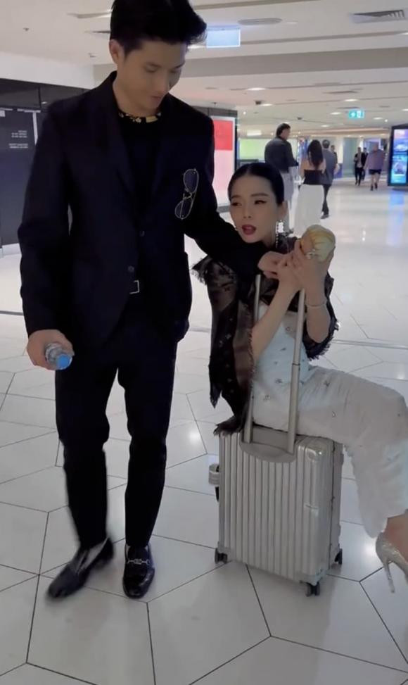 Mới đây, Lệ Quyên đã khiến dân tình “rần rần” khi đăng tải đoạn clip ghi lại khoảnh khắc sau buổi biểu diễn tại nước ngoài. Không chỉ gây chú ý với thần thái rạng rỡ, nữ ca sĩ còn khiến người hâm mộ thích thú bởi hành động dễ thương cùng bạn trai Lâm Bảo Châu.