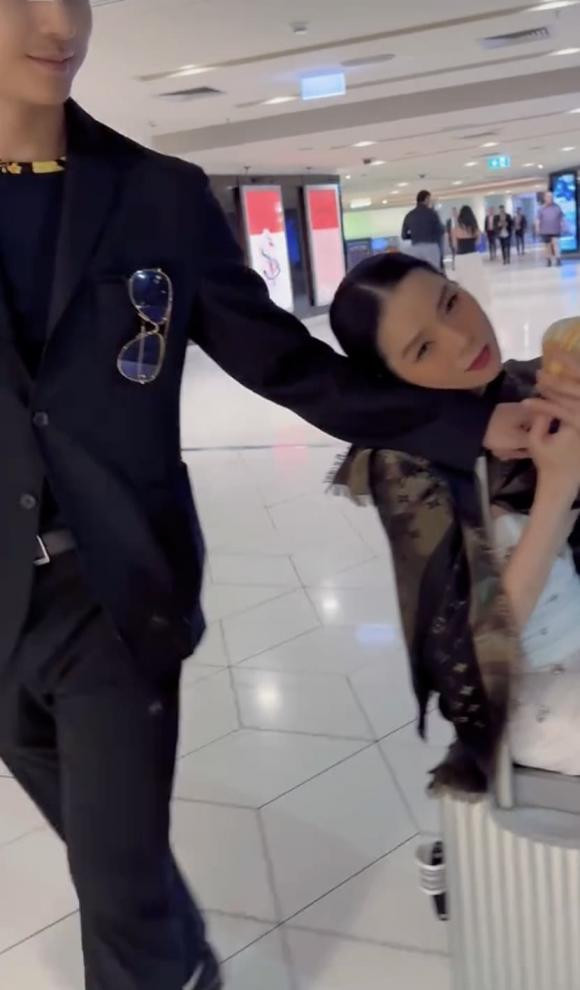 Trong clip, có lẽ vì phải đứng suốt nhiều giờ trên sân khấu, Lệ Quyên tỏ ra khá mỏi chân. Tại đây, nữ ca sĩ liền chọn cách “giải quyết” vô cùng độc đáo khi ngồi lên vali để bạn trai kéo đi. Hành động này ngay lập tức nhận được sự quan tâm từ cộng đồng mạng, đặc biệt khi Lâm Bảo Châu cũng không ngại ngần chăm sóc bạn gái từng chút một và thể hiện biểu cảm vui vẻ hết nấc. Kèm theo đoạn video, giọng ca Ta Đã Từng Yêu còn dí dỏm chia sẻ: "Sau khi đứng sân khấu mấy tiếng. Phụ nữ không cần lớn đâu".