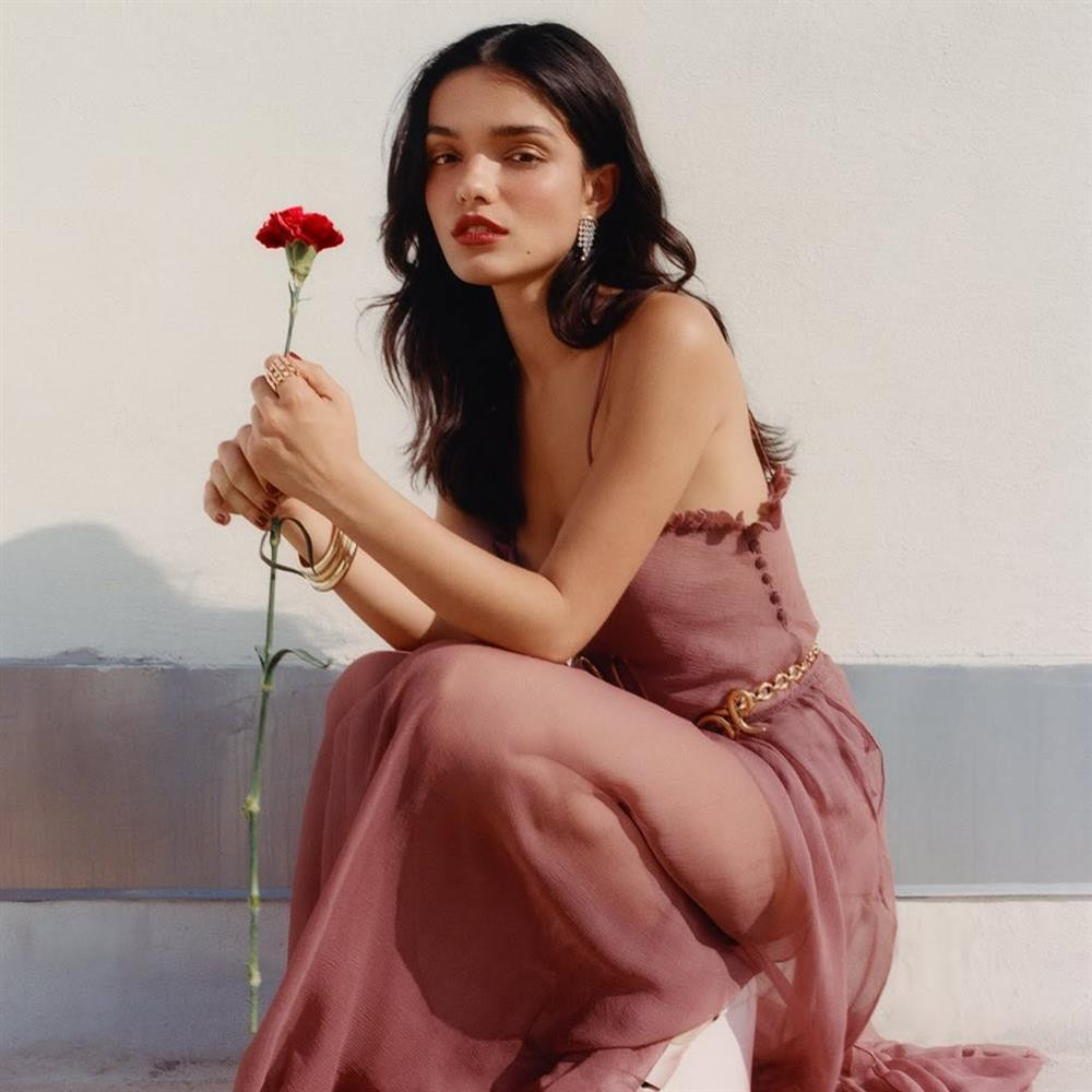 achel Zegler mang đến tinh thần hoàn toàn mới cho nhân vật cổ tích vốn gắn liền với tuổi thơ hàng triệu khán giả trên thế giới.