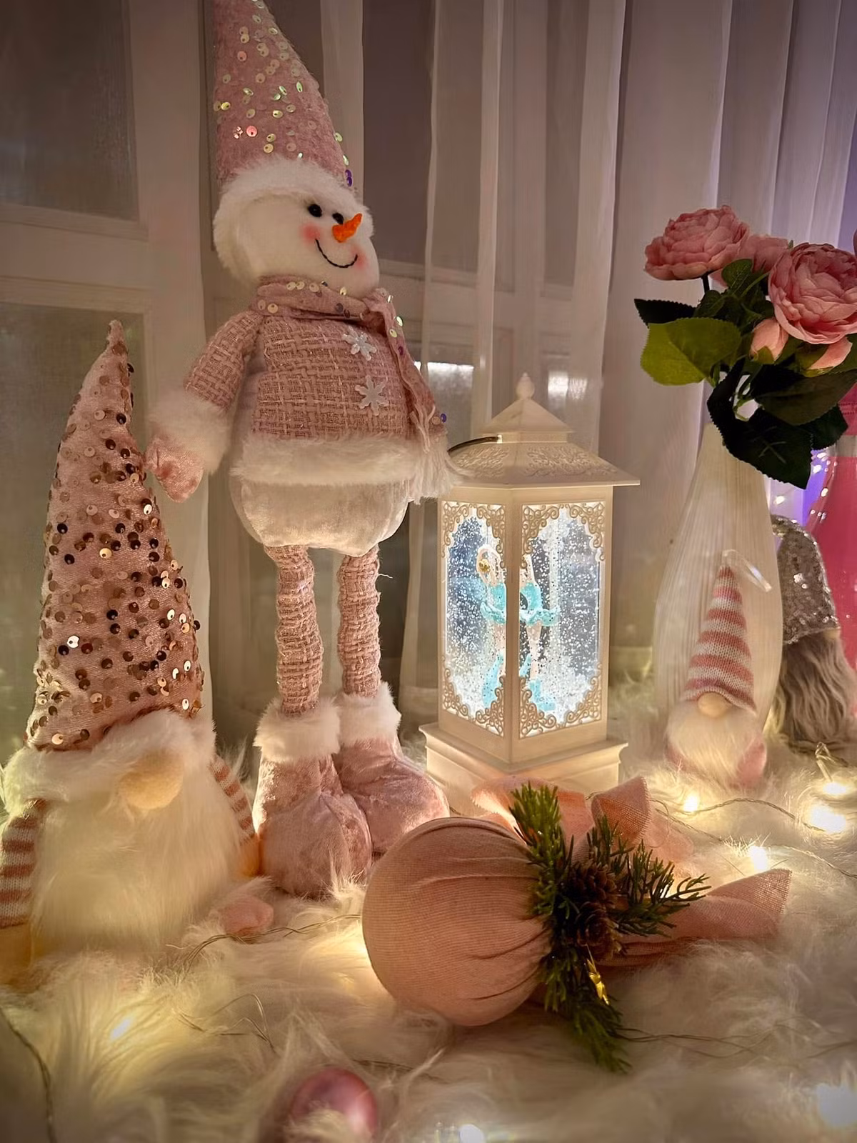 Các góc trong căn biệt thự được bài trí với nhiều món đồ sinh động, bắt mắt. (Ảnh: FBNV)