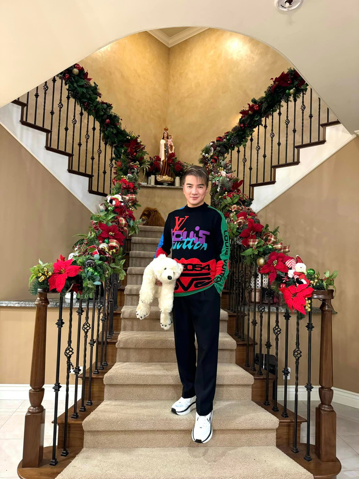 Không gian được trang trí trang nhã, bắt mắt. Bạn bè và nhiều người hâm mộ của Đàm Vĩnh Hưng tại Mỹ thổ lộ họ muốn tới đây chụp hình kỷ niệm. Dịp này, Đàm Vĩnh Hưng cũng có một số show diễn tại Mỹ. Ở Việt Nam, hiện anh vẫn trong thời gian bị cấm diễn do sai phạm. (Ảnh: FBNV)