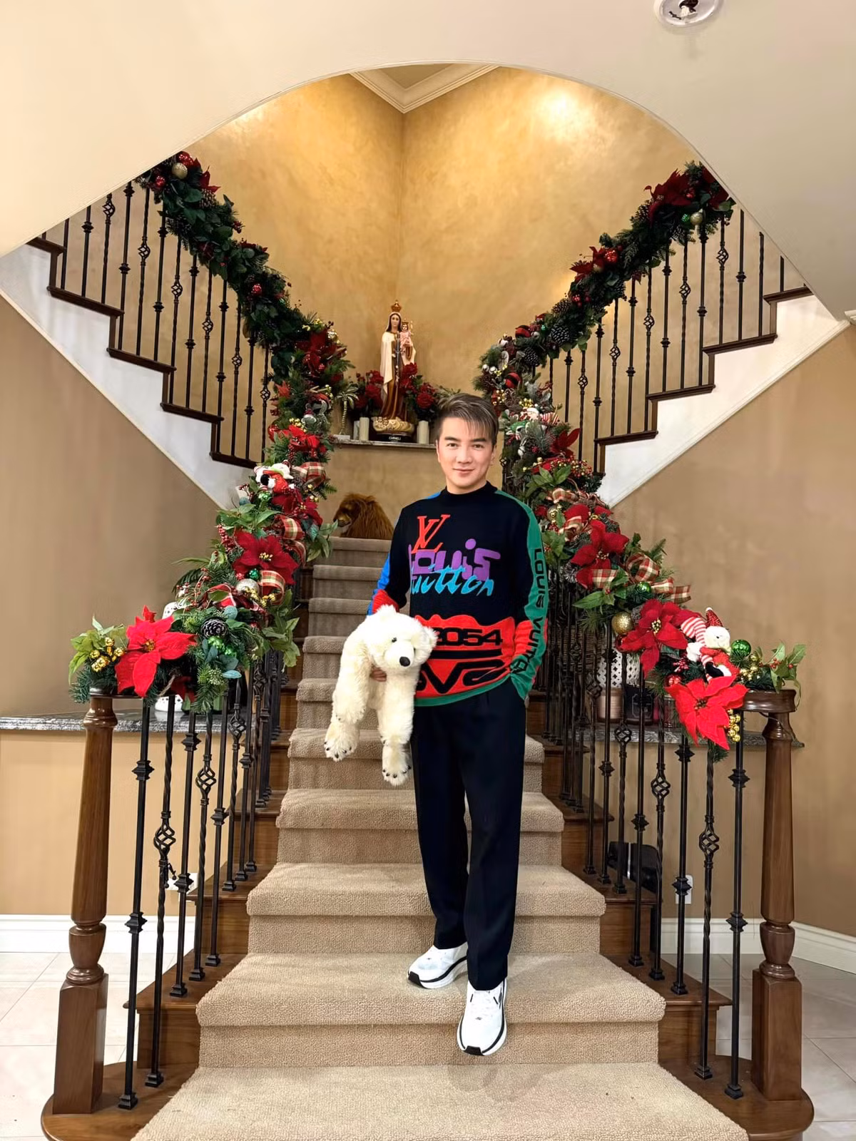 Không gian được trang trí trang nhã, bắt mắt. Bạn bè và nhiều người hâm mộ của Đàm Vĩnh Hưng tại Mỹ thổ lộ họ muốn tới đây chụp hình kỷ niệm. Dịp này, Đàm Vĩnh Hưng cũng có một số show diễn tại Mỹ. Ở Việt Nam, hiện anh vẫn trong thời gian bị cấm diễn do sai phạm. (Ảnh: FBNV)