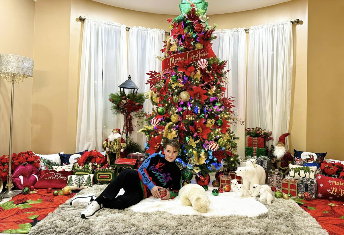  Mới đây, ca sĩ Đàm Vĩnh Hưng chia sẻ những hình ảnh trong căn biệt thự tại Mỹ trong dịp Giáng sinh 2024. Anh cho biết mình thích nhất dịp Noel và Tết nên luôn dành thời gian trang hoàng cho không gian sống tại Việt Nam và Mỹ.