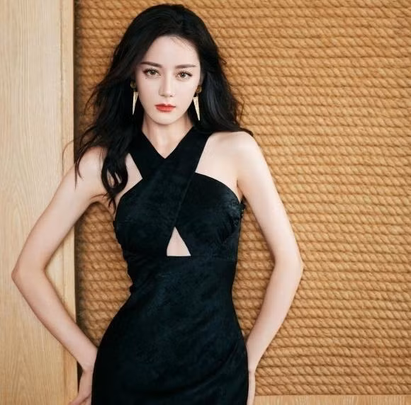 Dich Le Nhiet Ba voc dang goi cam khi lan dau mac ao tam-Hinh-4