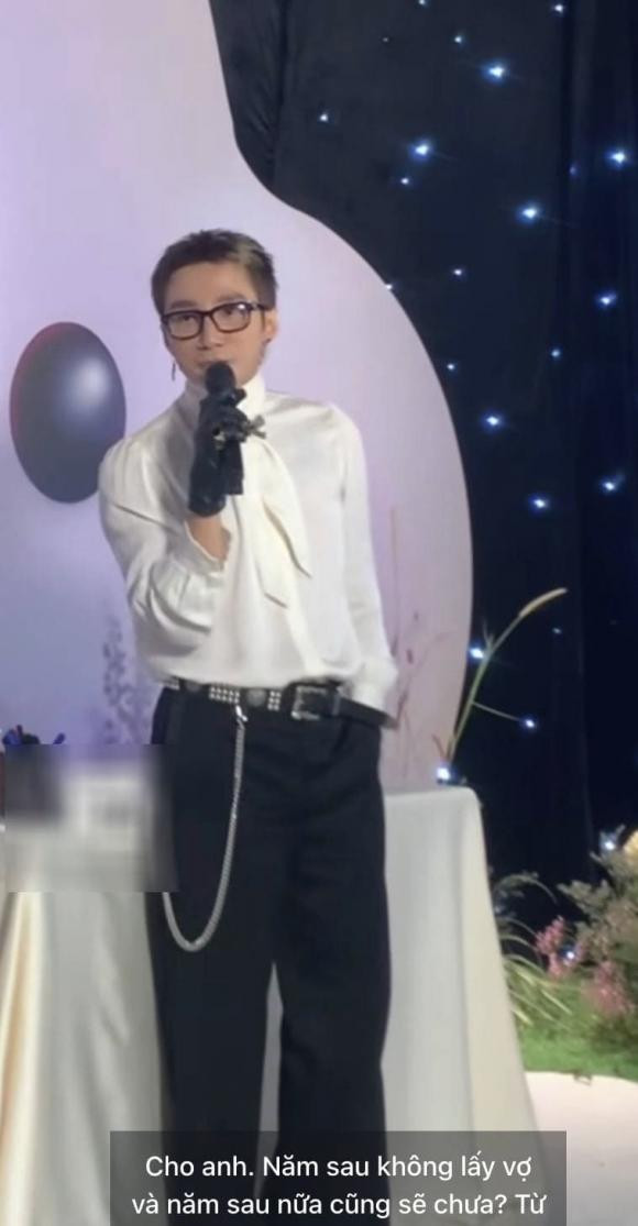 Son Tung phan ung gi khi bi hoi 