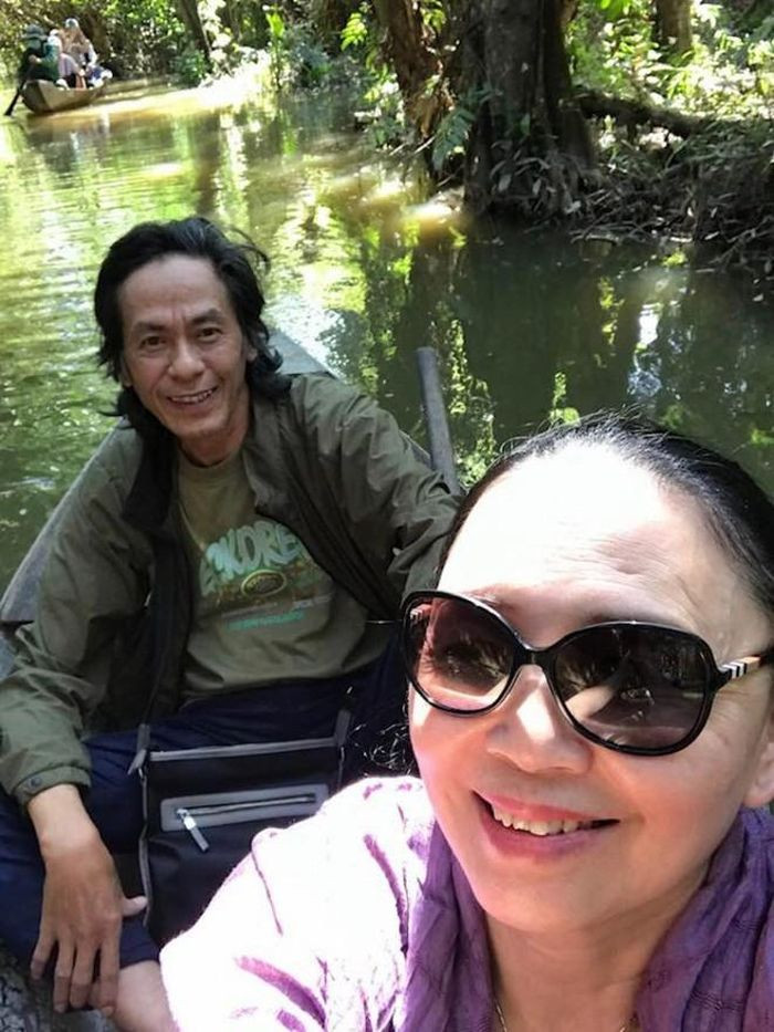 Nam NSND từng nói với truyền thông: "Vợ tôi hy sinh nhiều lắm khi phải gác lại giấc mơ diễn viên, lui về hậu phương làm kinh doanh, chăm sóc tổ ấm nhỏ trong khi tôi đi biền biệt theo chân các đoàn phim... Trong gia đình, tôi là một vai phụ. Nếu xem gia đình là một cuốn phim thì Ngọc Thu mới là vai chính". NSND Bùi Bài Bình và diễn viên Ngọc Thu - từng là ''mỹ nhân'' nổi tiếng một thời có hai con trai. Con cả làm việc tại một ngân hàng, con trai thứ tốt nghiệp chuyên ngành đạo diễn. Nam diễn viên gạo cội tự hào khi con nối nghiệp bố mẹ.