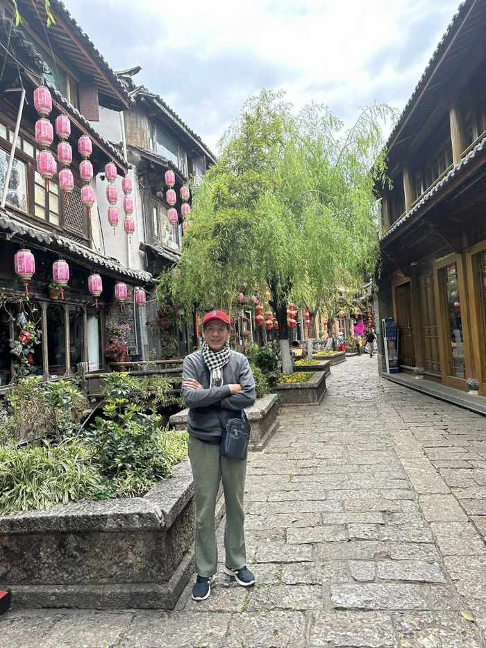 NSND Bùi Bài Bình trong chuyến du lịch ở Trung Quốc. 