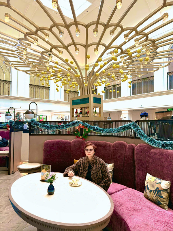 hán giả dành nhiều lời khen cho nhan sắc mẹ ruột Lã Thanh Huyền. Không chỉ xinh đẹp mà bà còn quá trẻ trung và có khí chất sang chảnh.