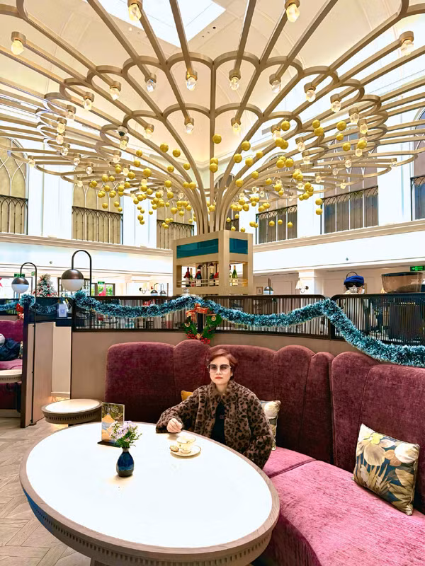 Khán giả dành nhiều lời khen cho nhan sắc mẹ ruột Lã Thanh Huyền. Không chỉ xinh đẹp mà bà còn quá trẻ trung và có khí chất sang chảnh.