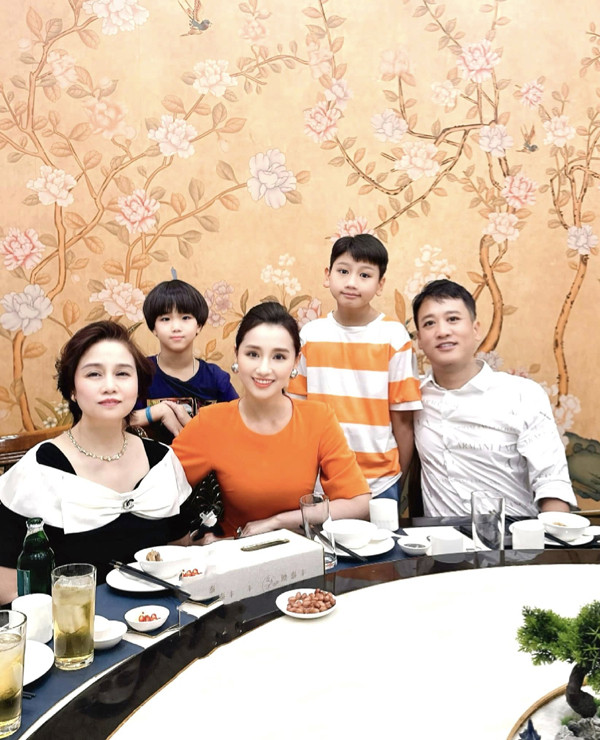 iện tại, ở tuổi xế chiều, mẹ ruột Lã Thanh Huyền tận hưởng niềm vui bên con cháu. Nhờ nghị lực vươn lên trong cuộc sống nên bà mới có được sự viên mãn như ngày hôm nay.