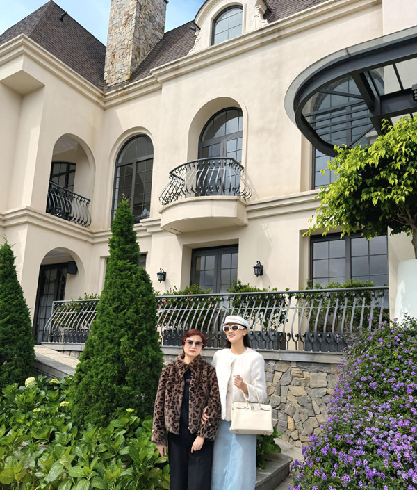 ược biết, mẹ ruột Lã Thanh Huyền tên là Nguyễn Kim Dung. Lã Thanh Huyền từng chia sẻ mẹ ruột của mình là Hoa khôi trường nữ sinh Đồng Khánh - Trưng Vương một thời.