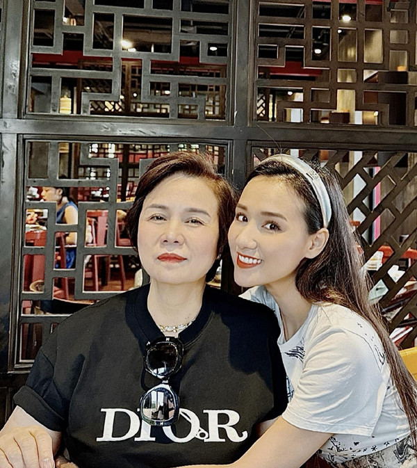 ó điều kiện kinh tế, mẹ Lã Thanh Huyền không chỉ mua đất mà còn bị con gái “dụ dỗ vào con đường chơi kim cương”. Dù con cái đã thành đạt nhưng bà vẫn chưa chịu nghỉ ngơi mà miệt mài làm việc.