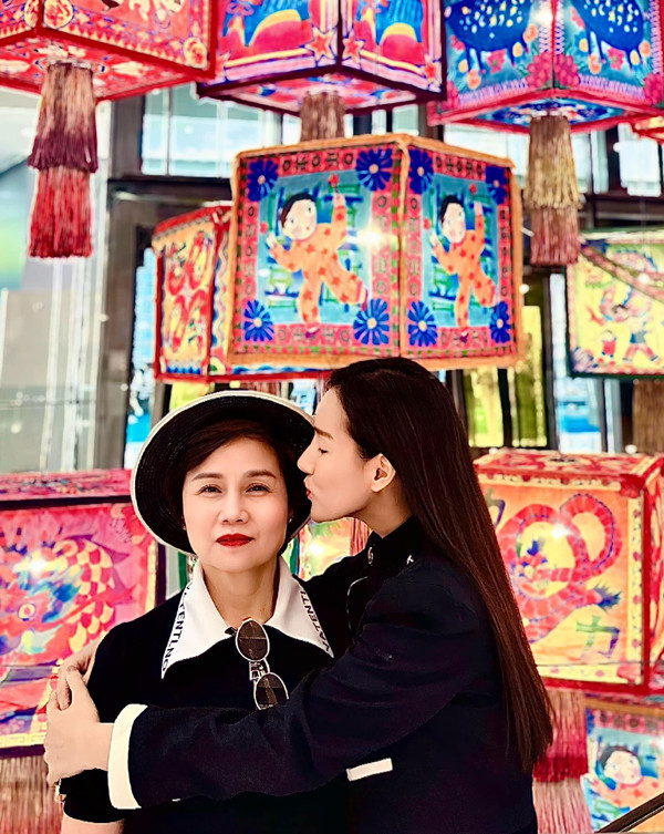 ữ diễn viên rất tự hào về mẹ. Cô nói: “Mẹ tôi là người mẹ không tuổi. Không phải vì mẹ sở hữu ngoại hình trẻ trung mà vì mẹ không bao giờ nghĩ rằng mình già. Mẹ vẫn làm việc 12 tiếng một ngày và suốt 365 ngày trong năm. Có thể cái tính ham việc của tôi được truyền từ mẹ và giờ tôi cũng giống mẹ mình, làm việc không ngừng”.