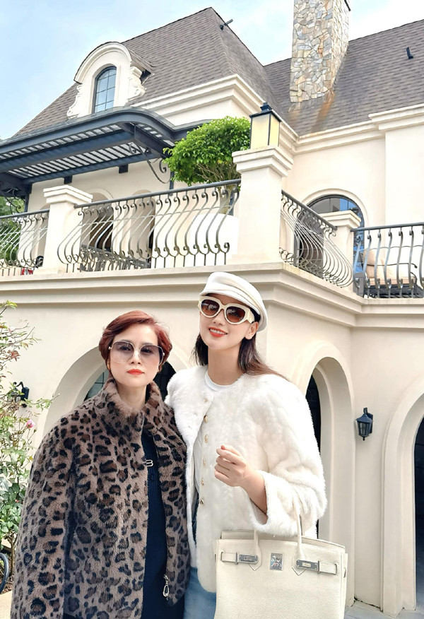 ##b###Lã Thanh Huyền trên trang cá nhân đã tự hào khoe mẹ ruột trẻ đẹp. Cô còn viết: "Ước gì em không lớn để mẹ được trẻ mãi , đưa em đi dạo chơi khắp muôn nơi, em yêu mẹ nhất trên đời".