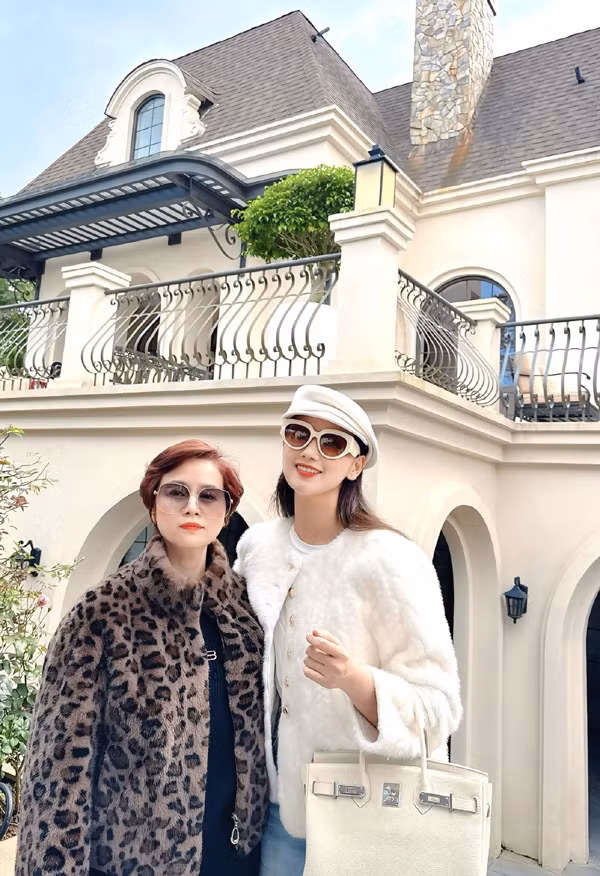  Lã Thanh Huyền trên trang cá nhân đã tự hào khoe mẹ ruột trẻ đẹp. Cô còn viết: "Ước gì em không lớn để mẹ được trẻ mãi , đưa em đi dạo chơi khắp muôn nơi, em yêu mẹ nhất trên đời".