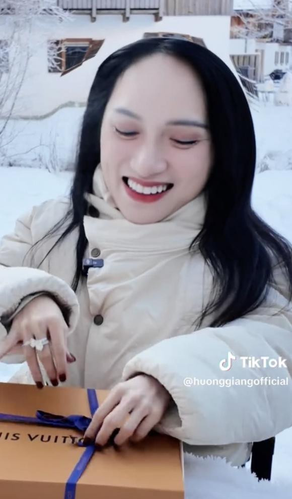 Chưa kể, Hương Giang còn hài hước ghép nhạc lễ đường vào trong đoạn video đăng tải. Về phía đàng trai cũng có hành động khiến netizen thích thú khi công khai nắm tay đầy thân mật với Hương Giang và không quên gửi lời chúc mừng sinh nhật tới nửa kia.