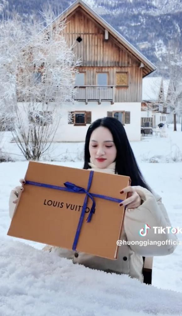 Cho đến mới đây, trên trang cá nhân, Hoa hậu Hương Giang khiến khán giả được một phen đứng ngồi không yên khi đăng tải đoạn clip gây chú ý. Theo đó, Hoa hậu Chuyển giới Quốc tế 2018 hạnh phúc đập hộp quà do chính Phú Cường tặng nhân dịp sinh nhật. Được biết, món quà bao gồm một chiếc khăn cùng đôi bông tai đến từ thương hiệu nổi tiếng có giá trị lên đến hơn một trăm triệu đồng. Tuy nhiên, điều khiến cư dân mạng chú ý hơn cả là việc Hương Giang đeo nhẫn ở ngón áp út. Song, nhiều người không khỏi cho rằng đây là chi tiết ngầm thể hiện là "hoa đã có chủ".